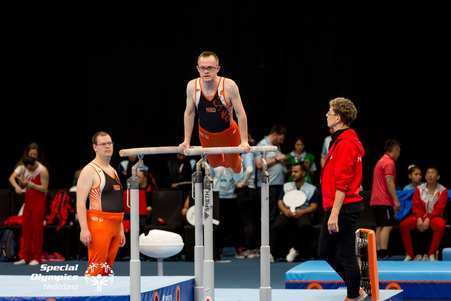 Sporter op een brug met gelijke leggers